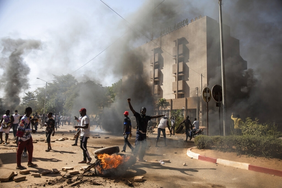Μπουρκίνα Φάσο: Ο στρατός ανέτρεψε τον επικεφαλής της χούντας, ανέστειλε το Σύνταγμα της χώρας