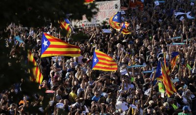 Απέκλεισε πρόωρες εκλογές ο Puigdemont - Η Santamaría ζητά από τη Γερουσία να θέσει την Καταλονία υπό κηδεμονία