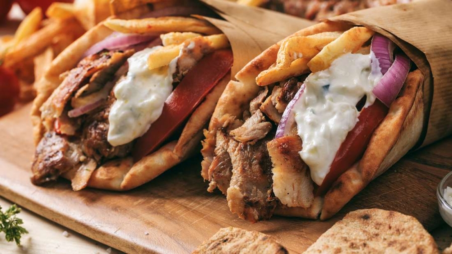 Καταργούνται οι τηγανητές πατάτες από τα σουβλάκια; Σε σύγχυση οι εστιάτορες ψάχνουν το «εξαφανισμένο» ηλιέλαιο