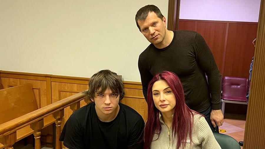 Ρωσία: Ράπερ που συμμετείχε στο «Γυμνό Πάρτι» πιάστηκε στη φάκα της στρατονομίας, καλείται να πάει στο πολεμικό μέτωπο