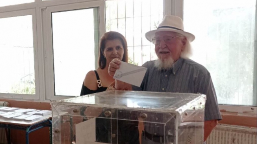 Στιγμιότυπα από τις εκλογές: Ψηφοφόρος ετών 99... «Μια φωτογραφία γιατί μπορεί να είναι η τελευταία»