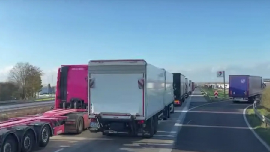 Πρόταση - βόμβα στη Γερμανία: Γυναίκες και συνταξιούχοι να γίνουν οδηγοί φορτηγών σε περίπτωση πολέμου με τη Ρωσία