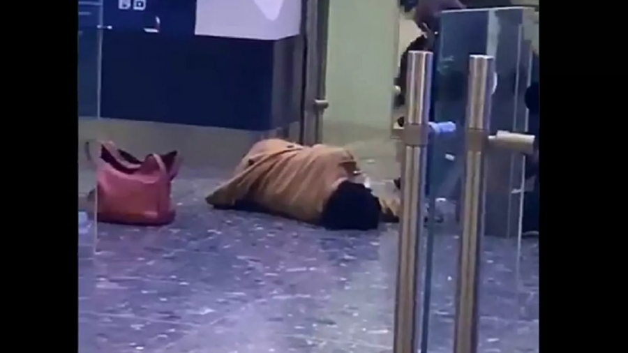 Επιβάτης κατέρρευσε στο Heathrow περιμένοντας 7 ώρες σε ουρά λόγω ελέγχων για τον κορωνοϊό