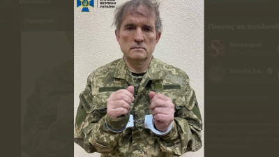 Ο Zelensky συνέλαβε τον κουμπάρο του Putin και ανήρτησε φωτογραφία του με χειροπέδες