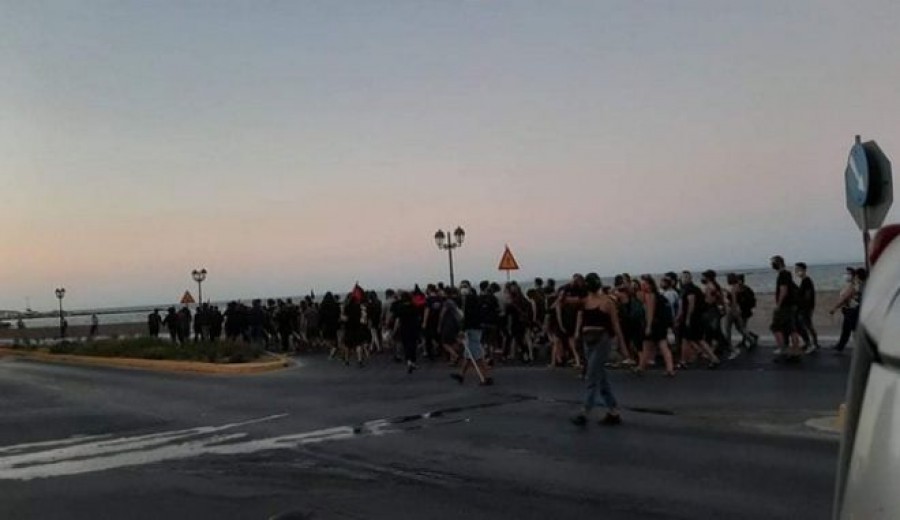 Πορεία αλληλεγγύης στους πρόσφυγες και μετανάστες από κατοίκους της Λέσβου
