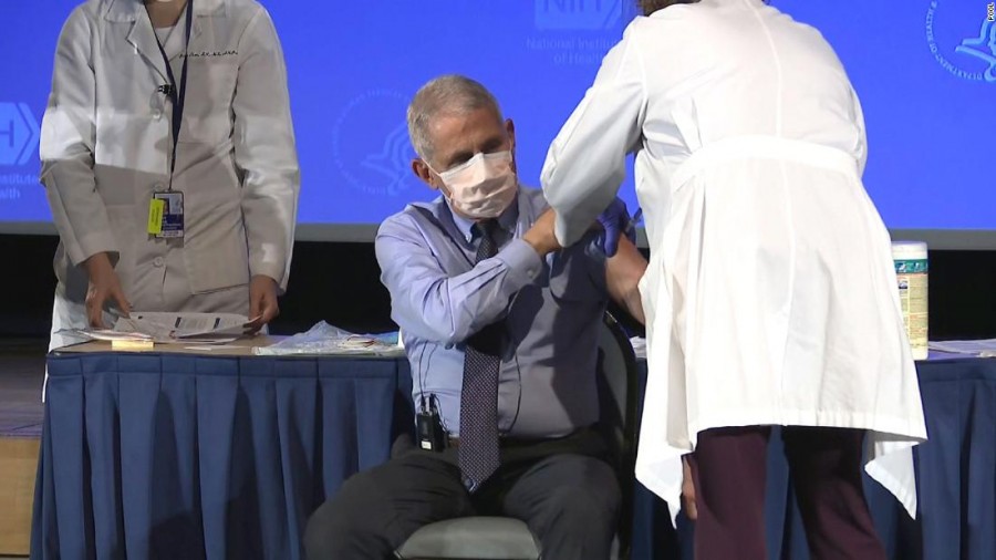 ΗΠΑ - Κορωνοϊός: Εμβολιάστηκε δημοσίως και ο δρ Fauci