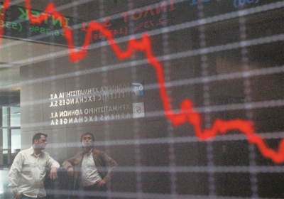 Λίγο μετά το άνοιγμα του ΧΑ – Αυξημένες απώλειες λόγω ξένων αγορών- Κάτω από τις 900 μονάδες ο Γ.Δ.