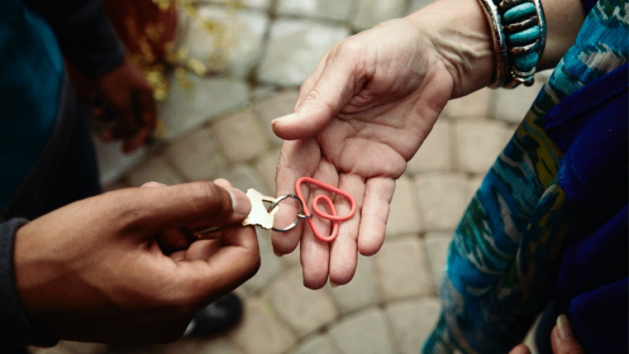 Πώς μπλοκάρει τα καλοκαιρινά πάρτι η Airbnb