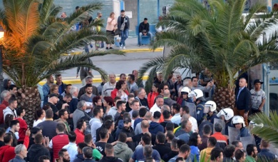 Ένταση στη Μυτιλήνη – Πολίτες παρεμπόδισαν μετανάστες να αποβιβαστούν στο λιμάνι