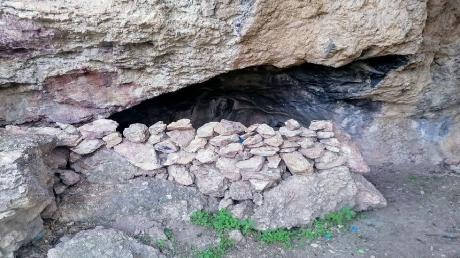 Απίστευτη υπόθεση στην Κόρινθο: «Άνθρωποι των σπηλαίων» με τόξα και βέλη ζουν σε λαγούμι – Επιτέθηκαν σε αστυνομικό