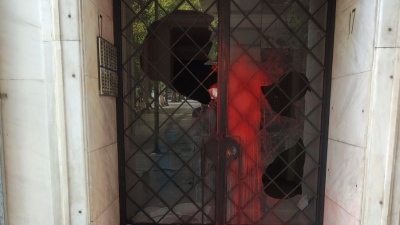 Τρομοκρατική επίθεση στο γραφείο του Ηλία Κασιδιάρη – «Πάρτι» ανενόχλητων κρανοφόρων στο κέντρο της Αθήνας