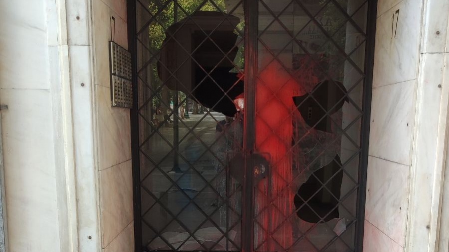 Τρομοκρατική επίθεση στο γραφείο του Ηλία Κασιδιάρη – «Πάρτι» ανενόχλητων κρανοφόρων στο κέντρο της Αθήνας