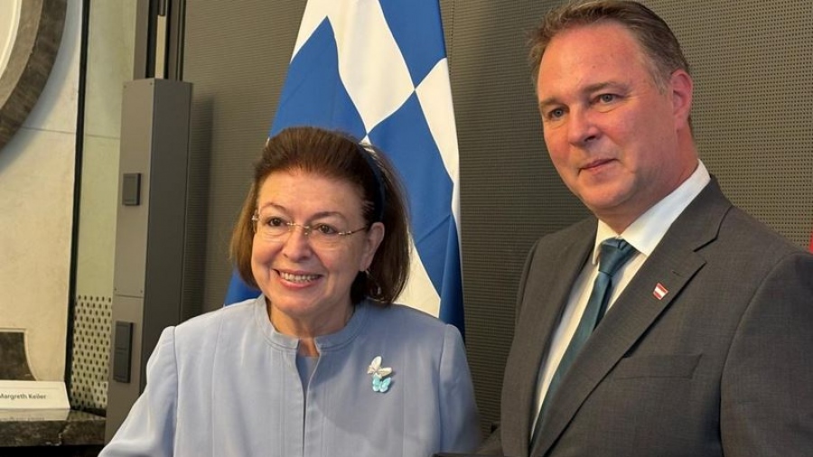 Στη Βιέννη η Μενδώνη - Συνάντηση με τον Αντικαγκελάριο της Αυστρίας, στο επίκεντρο και τα Γλυπτά του Παρθενώνα