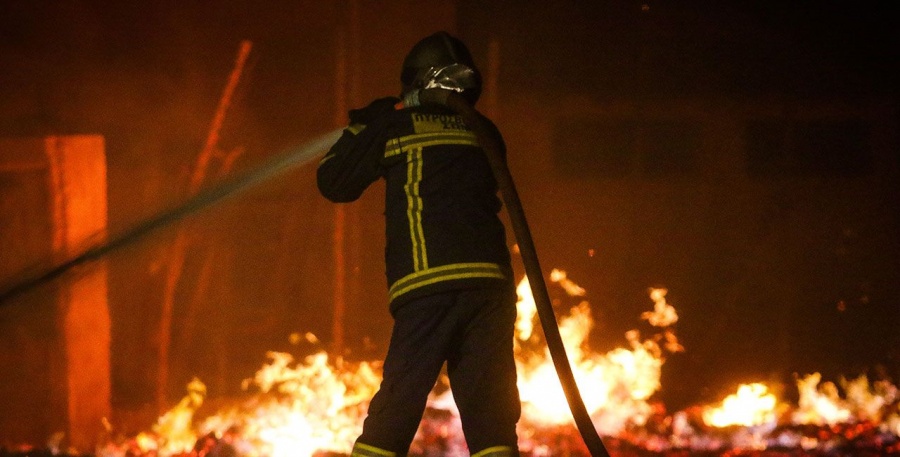 Ένας άνδρας νεκρός στη Φυλή, όπου βρίσκεται σε εξέλιξη πυρκαγιά