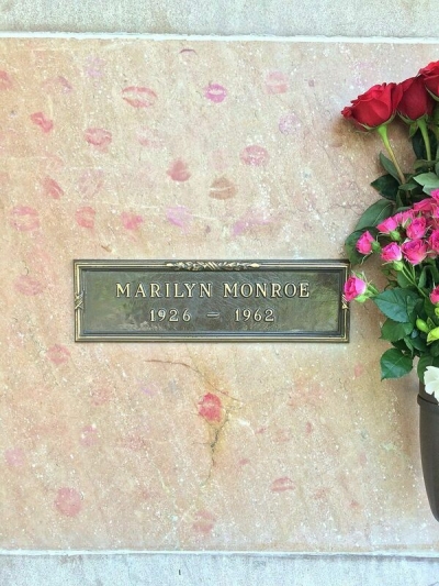 ΗΠΑ: Τάφος βγαίνει σε πλειστηριασμό με τιμή εκκίνησης 2 εκατ. δολάρια! - Προσφέρει αιώνια ανάπαυση δίπλα στη Marilyn Monroe