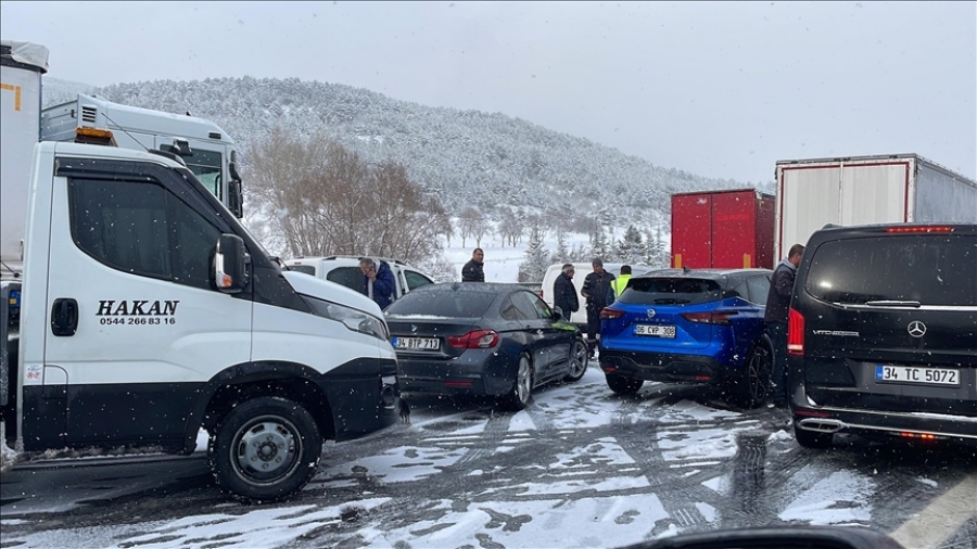 Τουρκία: Καραμπόλα 58 οχημάτων λόγω παγετού – Παγοδρόμιο το οδικό δίκτυο