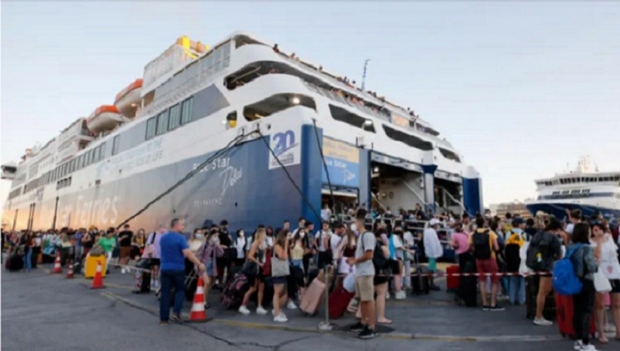 Εγκαταλείπουν την πόλη οι Αθηναίοι - Στο 100% η πληρότητα στα πλοία, εν όψει Δεκαπενταύγουστου