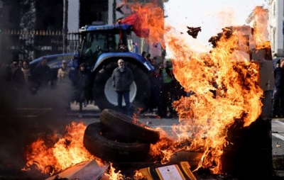 Οργή λαού... κατά Κομισιόν - Τα τρακτέρ των αγροτών ζεσταίνουν μηχανές για να επιστρέψουν στις Βρυξέλλες