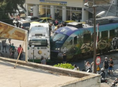 Λεωφορείο συγκρούστηκε με συρμό του Προαστιακού στη Λιοσίων