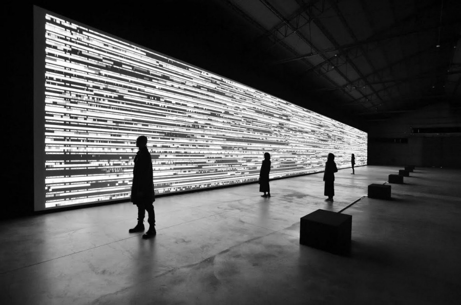 Η εγκατάσταση Data Flux του Ryoji Ikeda παρουσιάζεται στη Στέγη του Ιδρύματος Ωνάση με τη στήριξη της COSMOTE