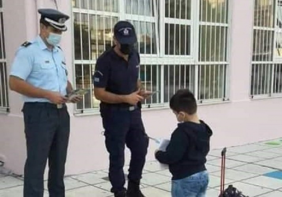 Σάλος στο Twitter με φωτογραφία για δήθεν ελέγχους αστυνομικών σε μαθητές