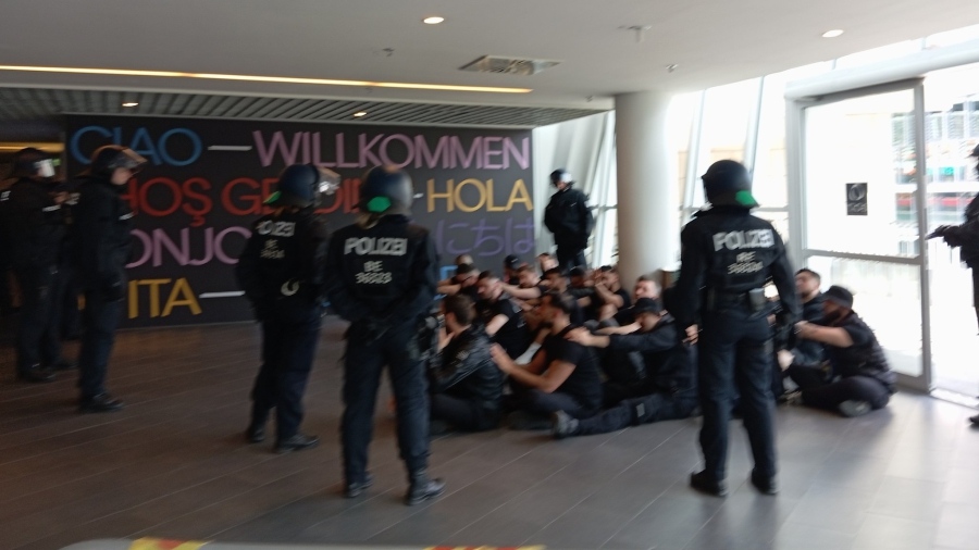 Υπό κράτηση οι οπαδοί της Φενέρμπαχτσε μέσα στο γήπεδο, μετά την επίθεση σε οπαδούς του Παναθηναϊκού