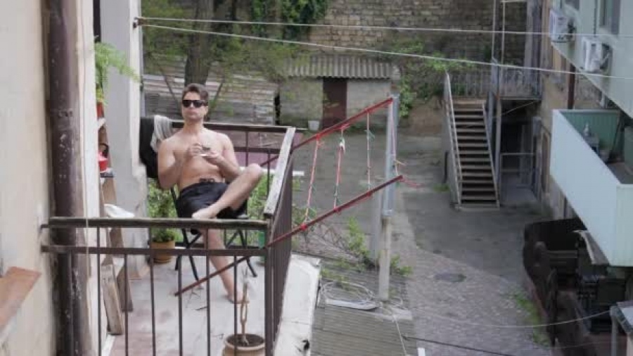 Πρόστιμο για ηλιοθεραπεία... στο μπαλκόνι
