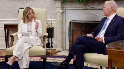 Αρχίζει και γίνεται επικίνδυνος – Σαν χαμένος τριγύριζε στη σύνοδο της G7 ο Biden, απίστευτη αμηχανία Meloni (Video)