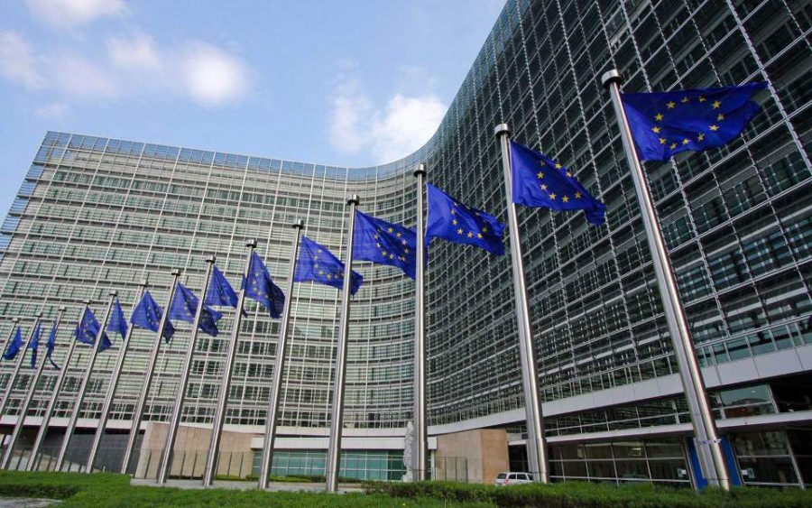 Κομισιόν για κορωνοϊό: Αυστηρή προειδοποίηση για την πρόωρη απόσυρση περιοριστικών μέτρων στην ΕΕ