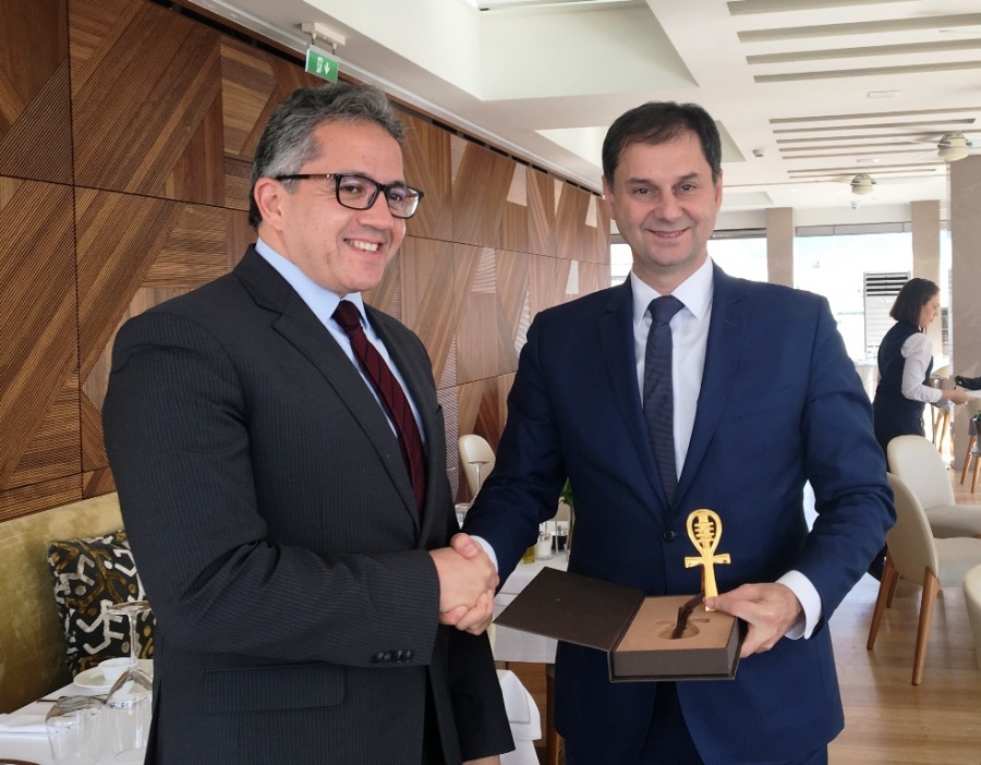 Συνάντηση Θεοχάρη με τον υπουργό Τουρισμού της Αιγύπτου για προώθηση κοινού προϊόντος