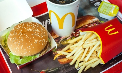 Σάλος από εργαζόμενο των McDonald's που δείχνει σε βίντεο ότι σερβίρει «μισοφαγωμένα» μπέργκερ στους πελάτες