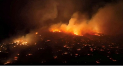 Πανικός στη Χαβάη από τις μεγάλες πυρκαγιές – Στους έξι οι νεκροί, άνθρωποι τρέχουν στη θάλασσα να σωθούν