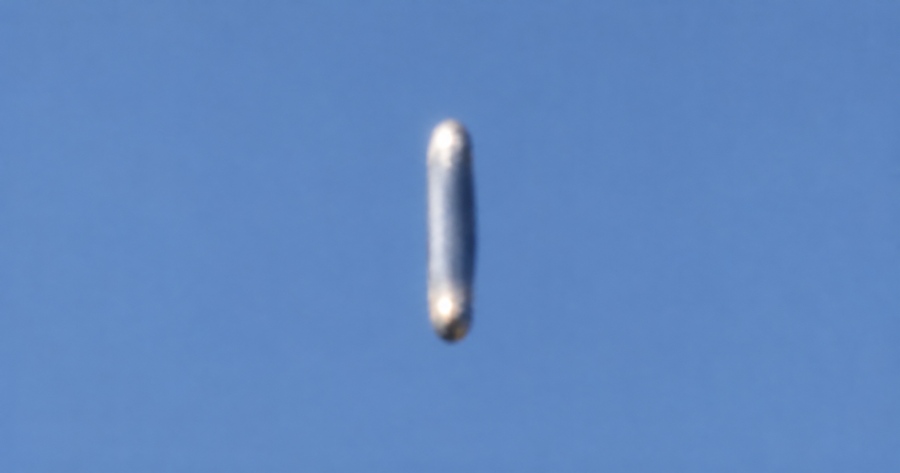 Τι είναι αυτό; - Πιλότοι είδαν μπροστά τους UFO σε σχήμα... υπόθετου να αιωρείται κάθετα