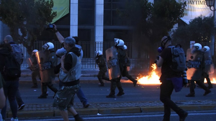Επεισόδια μεταξύ μελών αριστερών οργανώσεων και της αστυνομίας κοντά στην πρεσβεία των ΗΠΑ στην Αθήνα