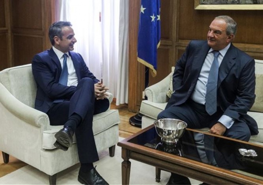 Οι τρέχουσες πολιτικές εξελίξεις στο επίκεντρο της συνάντησης Μητσοτάκη – Καραμανλή στη Βουλή