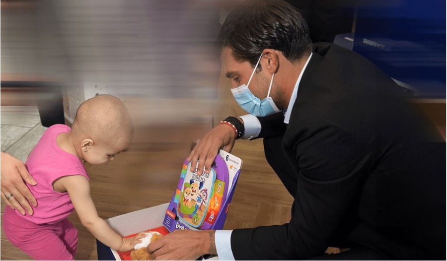 Κίνηση ανθρωπιάς από Μιλτιάδη Μαρινάκη – Μοίρασε δώρα και χαμόγελα στα παιδιά του σωματείου «Φλόγα»