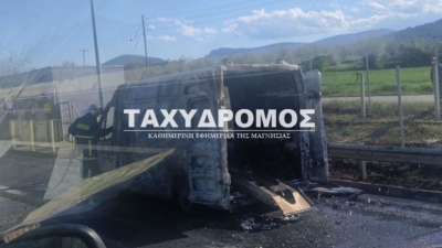 Απίστευτο: Κάηκε ολοσχερώς ασθενοφόρο του ΕΚΑΒ στον Βόλο, κατά τη διάρκεια διακομιδής 12χρονου