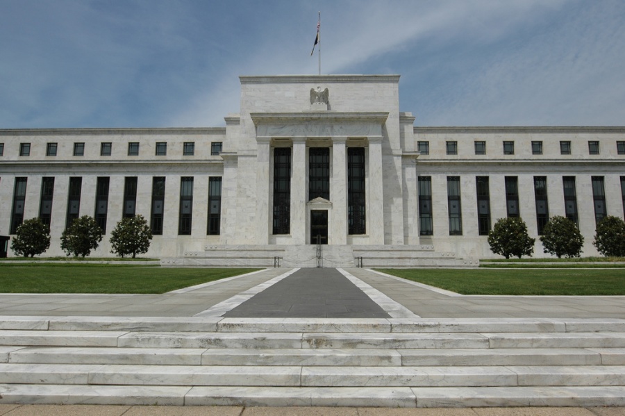 Fed: Σύντομα νέες αυξήσεις επιτοκίων – Επωφελής μία μέτρια αύξηση του πληθωρισμού – Απειλή οι εμπορικές εντάσεις