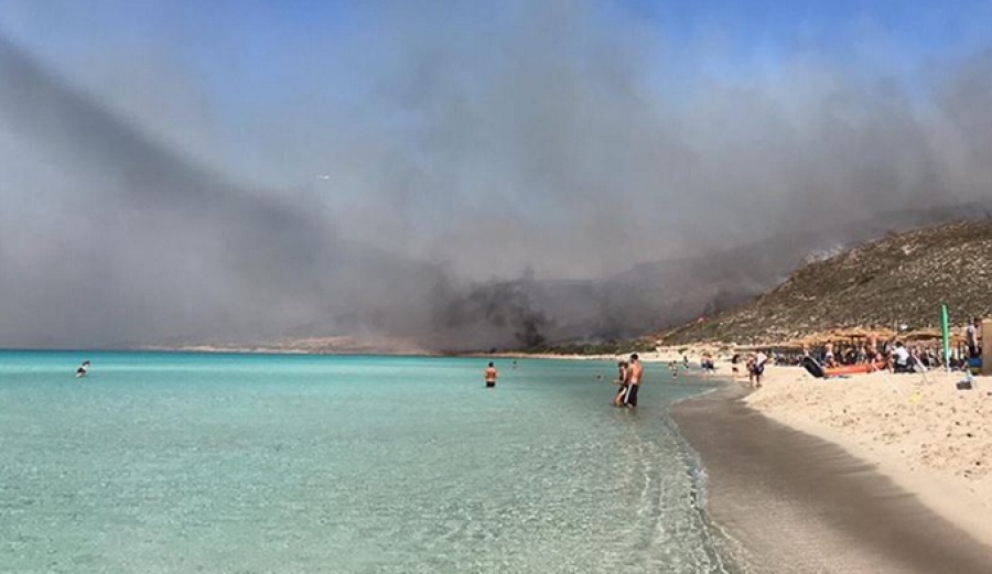 Αναζωπύρωση της φωτιάς στην Ελαφόνησο – Εκκένωσεις και ενίσχυση δυνάμεων