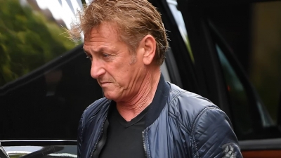 Ο Σον Πεν φεύγει με τα πόδια από την Ουκρανία: Η φωτογραφία στα σύνορα με την Πολωνία