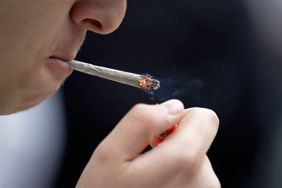 Η τηλεργασία «σπρώχνει» τους Βρετανούς στο κάπνισμα