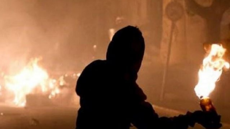 Επιθέσεις με μολότοφ κατά αστυνομικών σε Εξάρχεια και Ζωγράφου - Δεν υπήρξαν τραυματισμοί ή ζημίες