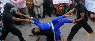 Πακιστάν: Υψηλόβαθμος αστυνομικός κατηγόρησε γυναίκα για τον ομαδικό βιασμό της