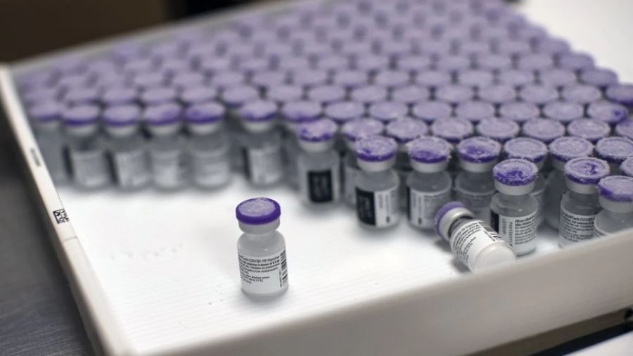 «Ουδέν σχόλιο» από την Κομισιόν για τις αυξημένες τιμές των εμβολίων των Pfizer και Moderna