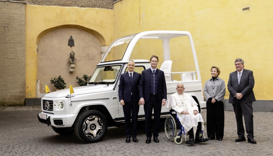 Ο Πάπας Φραγκίσκος παραλαμβάνει το πρώτο ηλεκτρικό «Popemobile»
