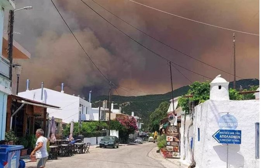 Ρόδος – Πυρκαγιά: Ακυρώθηκε την τελευταία στιγμή η εκκένωση του χωριού Απόλλωνα