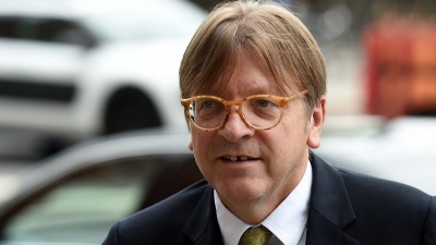 Verhofstadt προς κυβέρνηση: Αντί να φυλακίζετε δημοσιογράφους, πείτε που πήγαν τα λεφτά