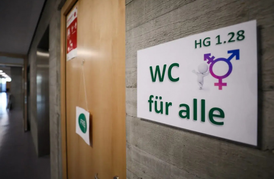 Μουσάτοι με γόβες μαγαρίζουν τα παιδιά της Δύσης – Woke παράνοια σε σχολεία της Γερμανίας: Τουαλέτες για… trans μαθητές