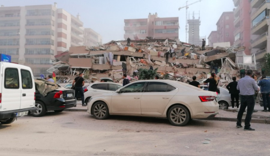 Τρόμος στην Τουρκία από τον σεισμό των 6,7 Ρίχτερ - Κατέρρευσαν πολυκατοικίες στη Σμύρνη