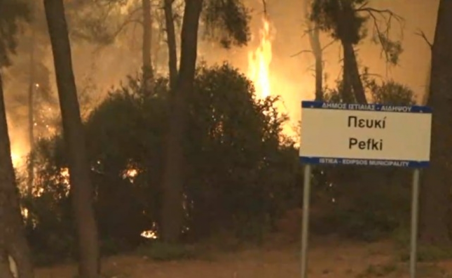 Πύρινος όλεθρος στην Εύβοια: Καίγονται σπίτια στο Πευκί, άνιση μάχη με τις φλόγες